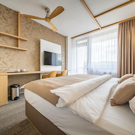 Hotel Adamantino Лугачовице Экстерьер фото