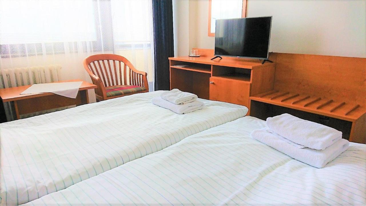 Hotel Adamantino Лугачовице Экстерьер фото