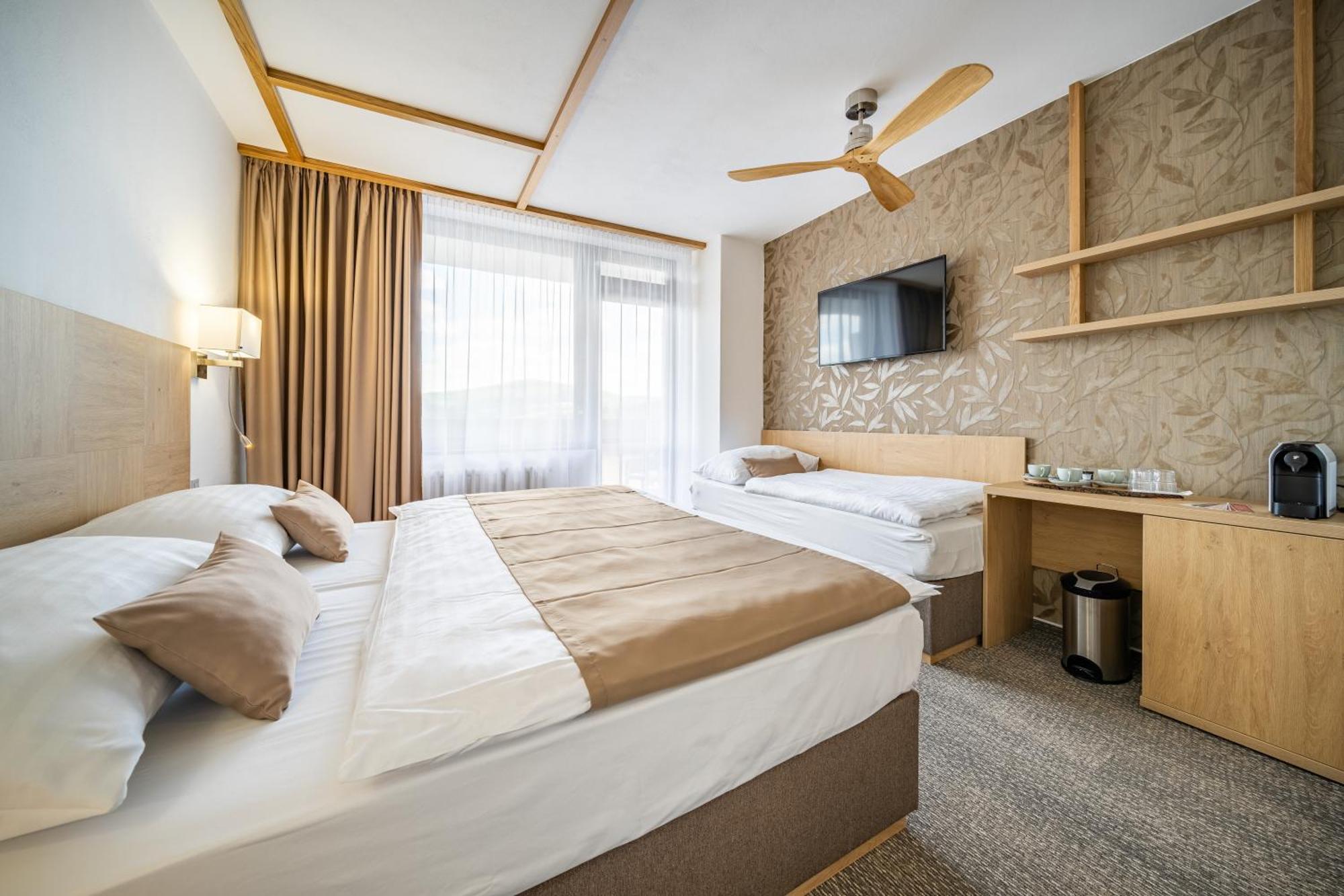 Hotel Adamantino Лугачовице Экстерьер фото