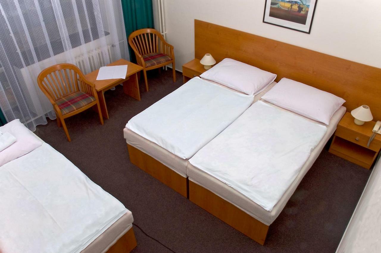Hotel Adamantino Лугачовице Экстерьер фото