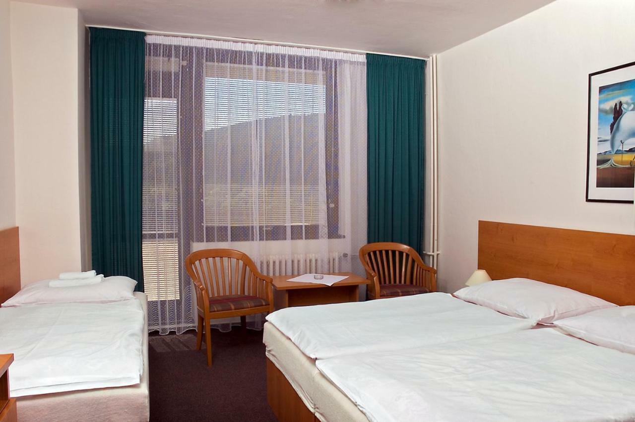 Hotel Adamantino Лугачовице Экстерьер фото